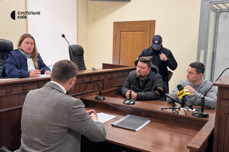 В Киеве двое полицейских избили мужчину возле здания ТЦК: их взяли под домашний арест | ВИДЕО