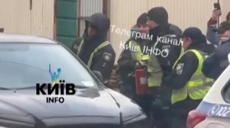 В Киеве полицейские били по автомобилю огнетушителем, пытаясь достать мужчину | ВИДЕО