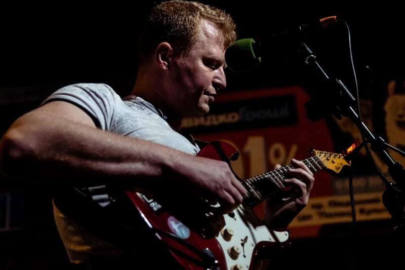 В Киеве унизили музыканта на инвалидной коляске. Он отказался петь на русском языке