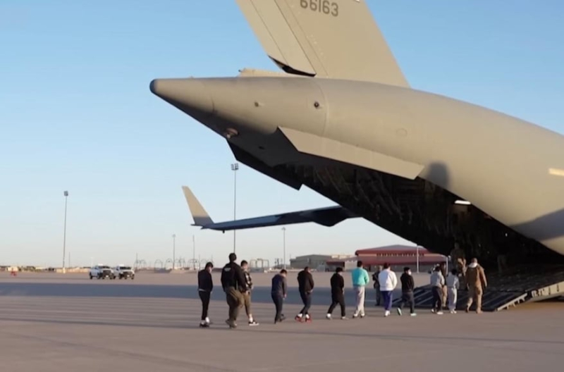 В Московском аэропорту вручили повестки россиянам, депортированным из США