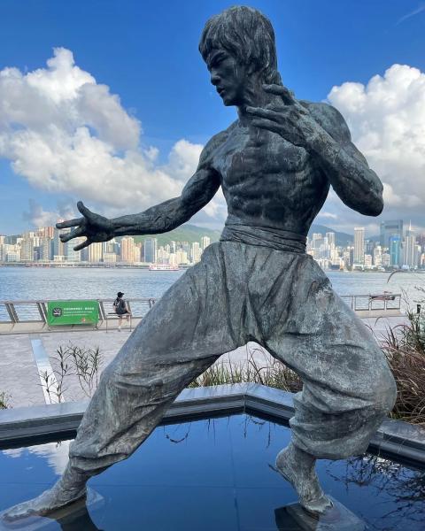 В разных городах мира: каким актерам установили статуи