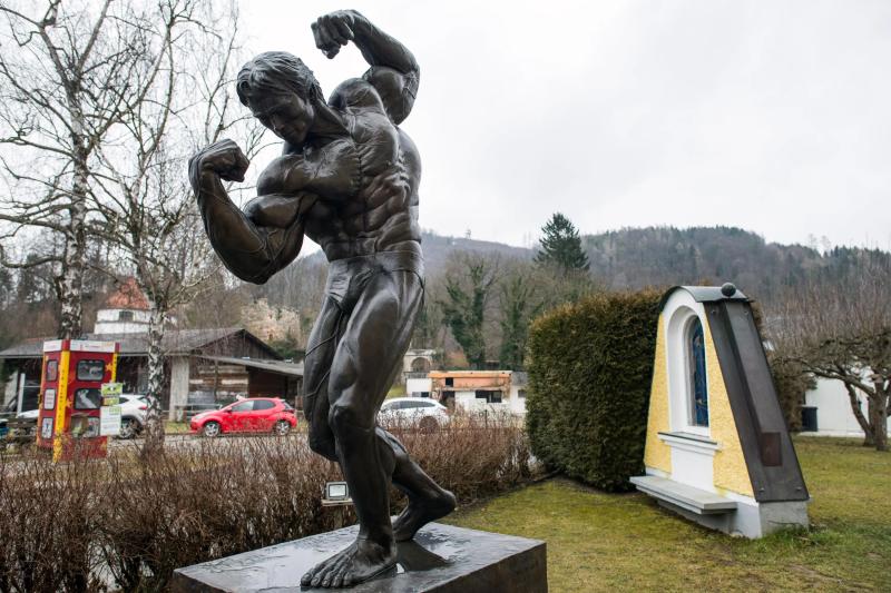 В разных городах мира: каким актерам установили статуи