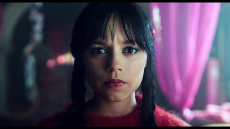 В сети появились первые кадры со съемок 3-го сезона "Венздей": поклонники заинтригованы