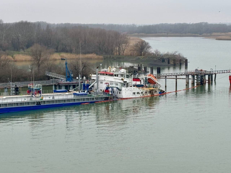 В Сети показали фото уходящего под воду российского танкера, атакованного ВСУ