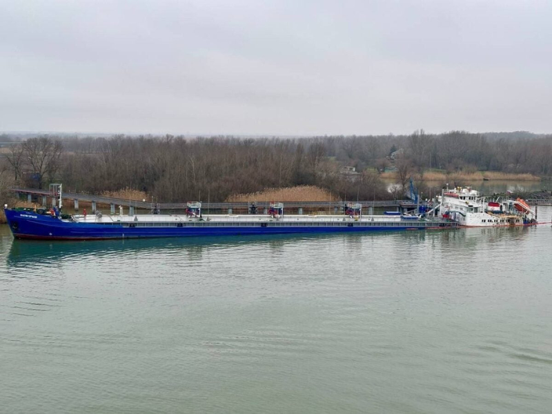 В Сети показали фото уходящего под воду российского танкера, атакованного ВСУ