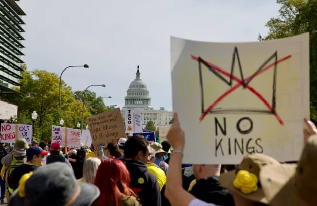 В США люди собираются на массовые протесты против Трампа