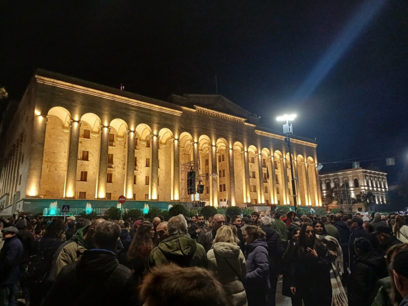 В Тбилиси тысячи людей вышли на улицы из-за скандальных выборов в парламент | ВИДЕО