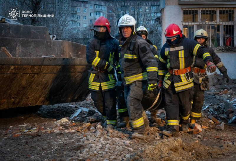 В Тернополе завершили разбор завалов после российского удара. 33 погибших