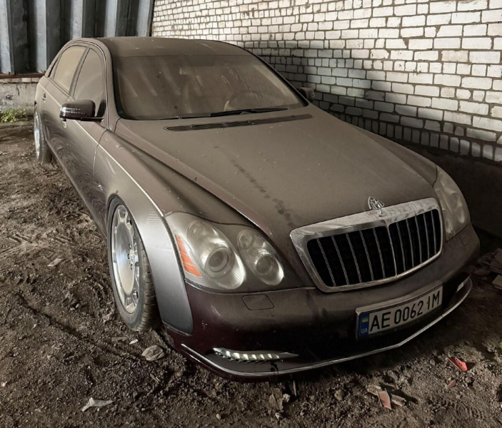 В Украине выставили на продажу заброшенный люксовый лимузин Maybach | ФОТО