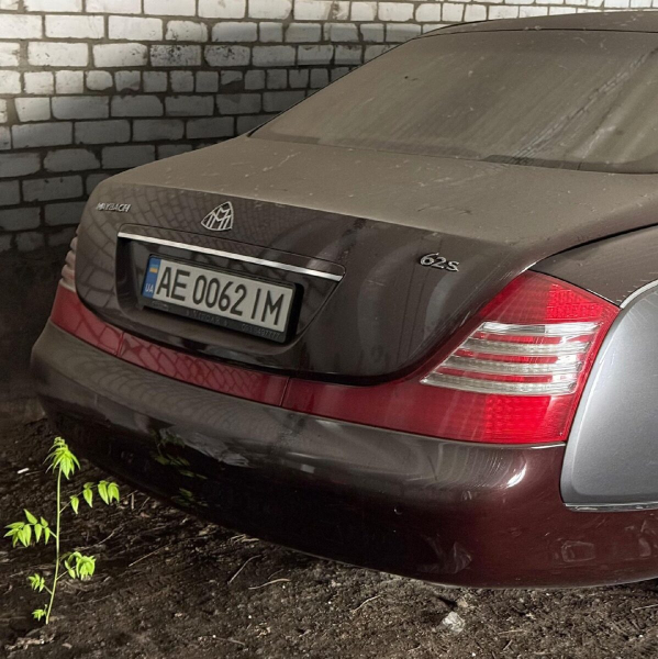 В Украине выставили на продажу заброшенный люксовый лимузин Maybach | ФОТО