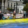 В Варшаве возле посольства РФ покрасили дорогу в цвета флага Украины | ФОТО