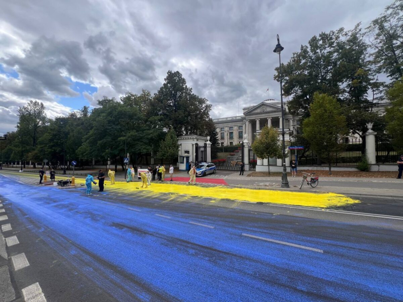 В Варшаве возле посольства РФ покрасили дорогу в цвета флага Украины | ФОТО