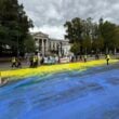 В Варшаве возле посольства РФ покрасили дорогу в цвета флага Украины | ФОТО