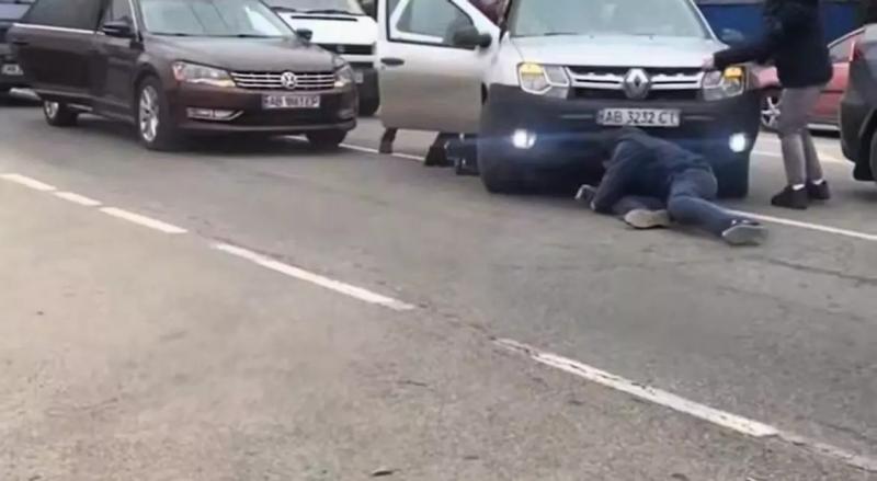 В Виннице автомобиль с ТЦК протащил мужчину по дороге | ВИДЕО