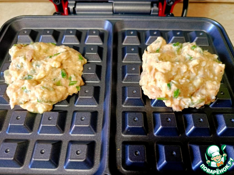 Вафли с тунцом и зеленым луком