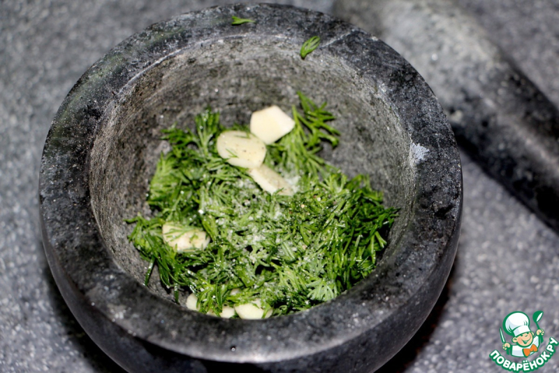 Весенний салат с яйцами и гренками