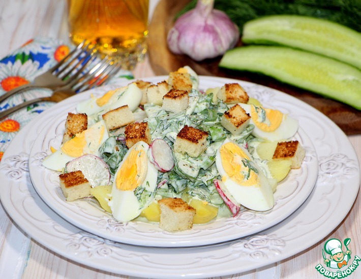 Весенний салат с яйцами и гренками