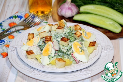 Весенний салат с яйцами и гренками