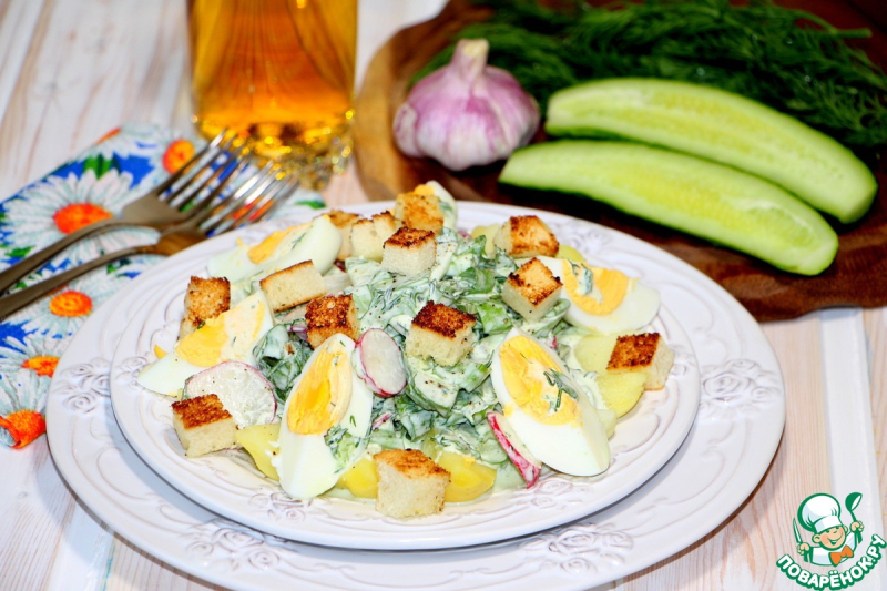 Весенний салат с яйцами и гренками