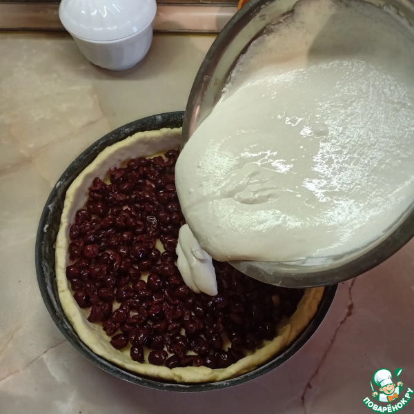 Вишневый пирог в сметанной заливке