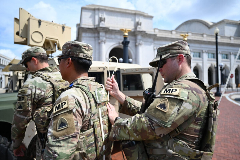 Возле Белого дома ранены два бойца Нацгвардии