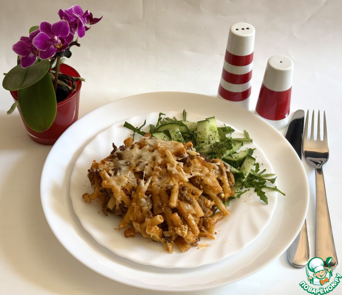 Запеканка с макаронами, фаршем и фетой