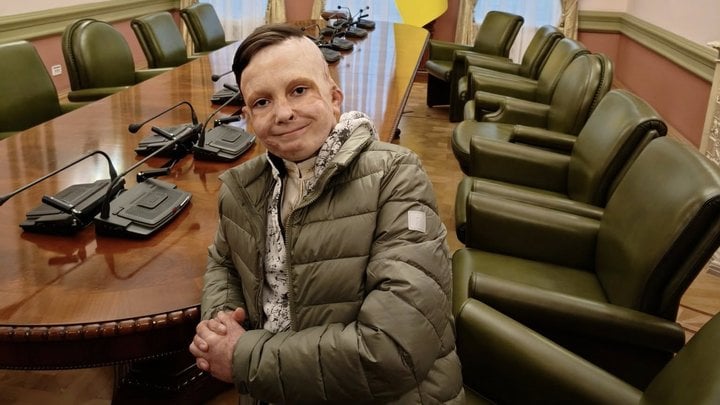 Зеленский наградил львовского школьника, который после ракетного удара РФ пережил 35 операций