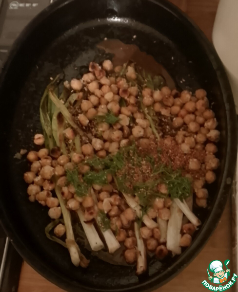 Зелёный лук с жареным чесноком, нутом