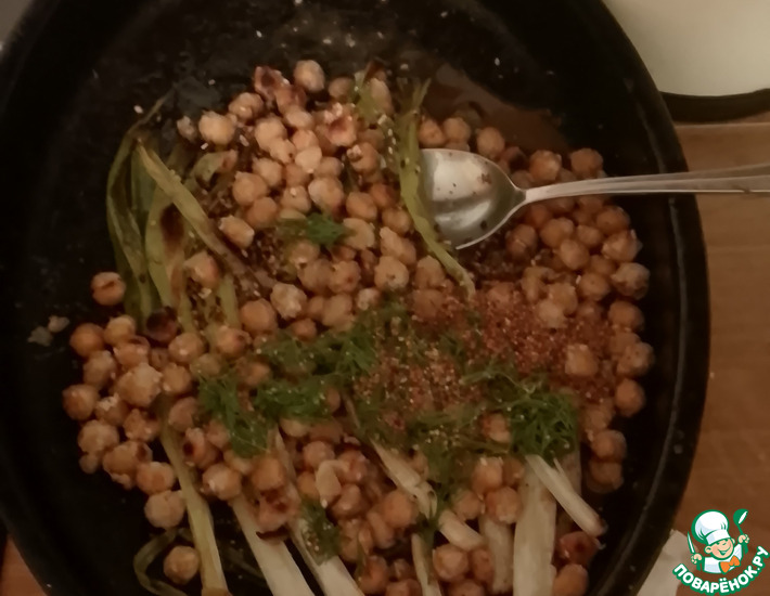 Зелёный лук с жареным чесноком, нутом