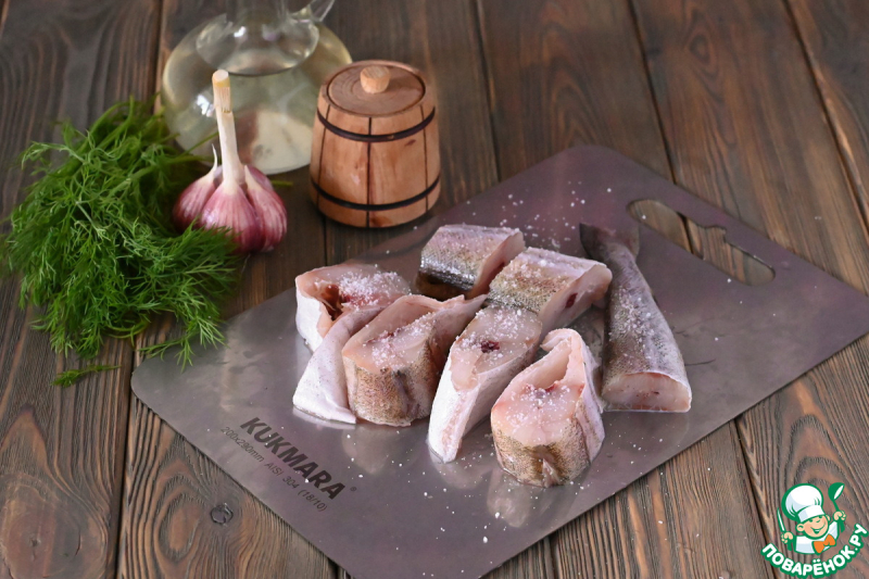 Жареный минтай с укропом и чесноком