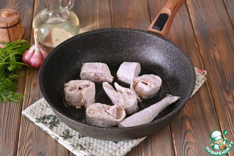 Жареный минтай с укропом и чесноком