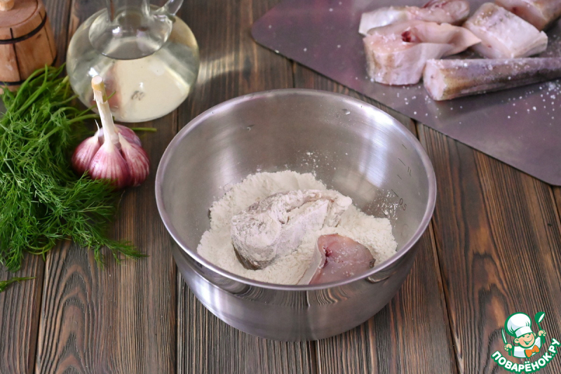 Жареный минтай с укропом и чесноком
