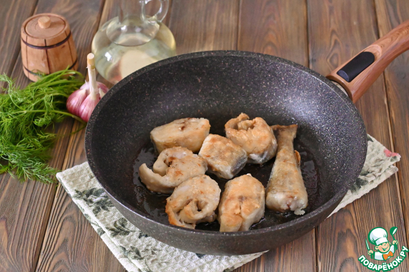 Жареный минтай с укропом и чесноком